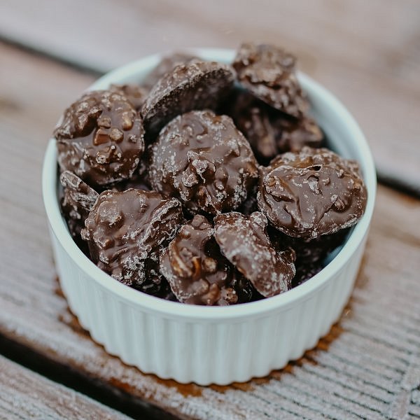 FAKT DOBRÉ Kešu hrudky v mléčné čoko se slaným karamelem 1 kg